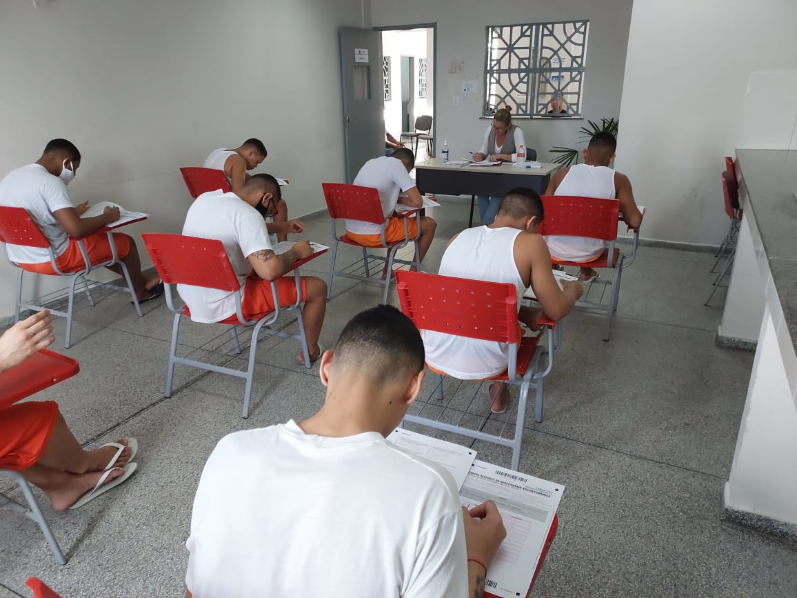 Adolescentes realizam Exame Nacional para Certificação de Competências de Jovens e Adultos