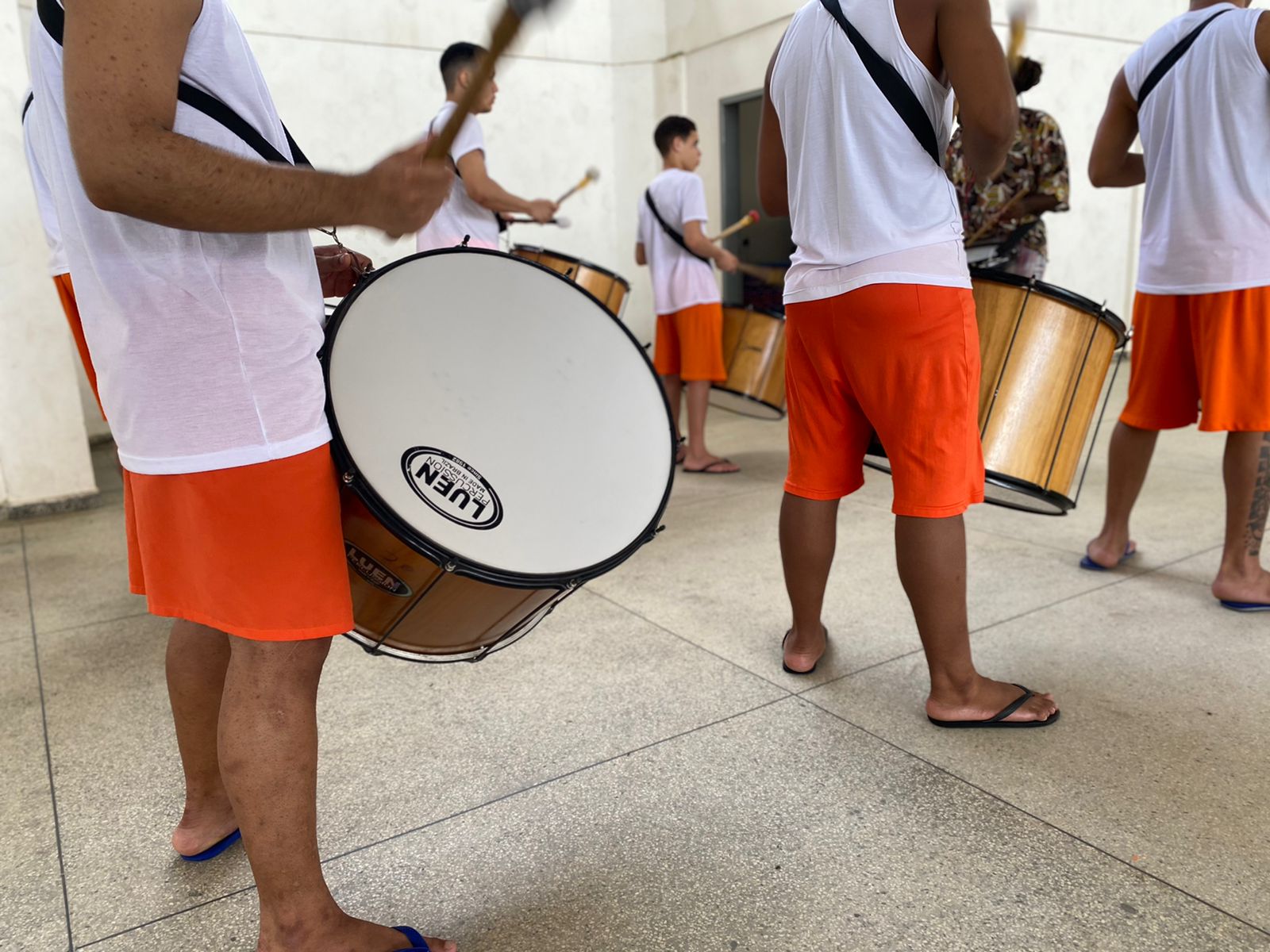 Jovens da Fundação Renascer participam de oficina artística