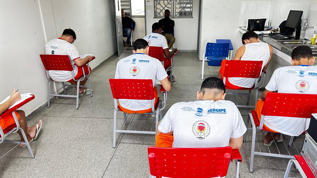 Adolescentes da Fundação Renascer realizam provas dos exames supletivos